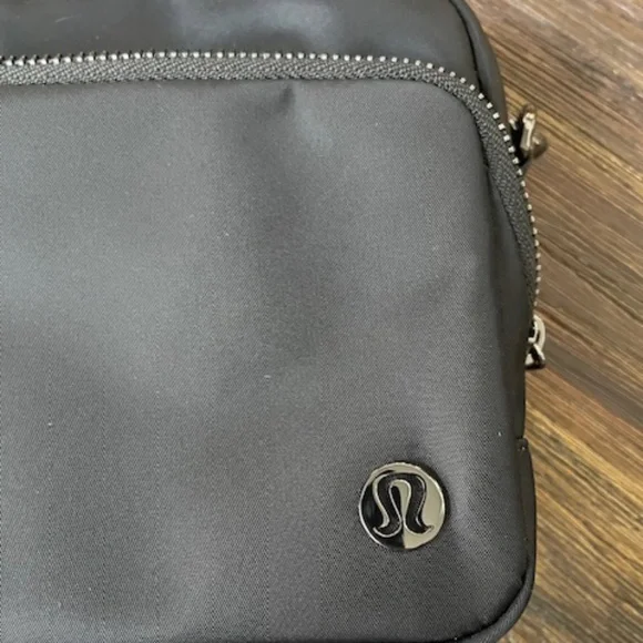 Lululemon Everywhere Crossbody Large 3L w/Metal Hardware EUC - Picture 8 of 8